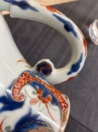 Une grande verseuse en porcelaine de Chine verte-Imari et deux paires de verseuses couvertes sur supports, Kangxi/Qianlong