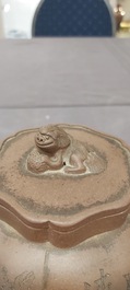 Een Chinese Yixing steengoed theepot met deksel, gesigneerd Li Yong 利永, Yixing zegelmerk, gedateerd 1934