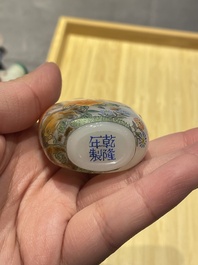 Une collection vari&eacute;e de tabati&egrave;res en jade, pierres dures et verre, Chine, 19/20&egrave;me