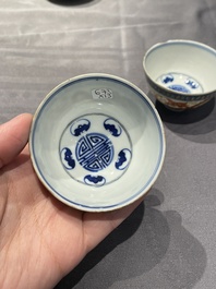 Een collectie Chinese famille rose, grisaille en ijzerrode koppen en kommen, 19/20e eeuw