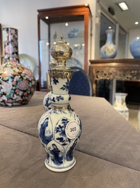 Paire de vases en porcelaine de Chine en bleu et blanc aux montures en argent hollandais, Kangxi
