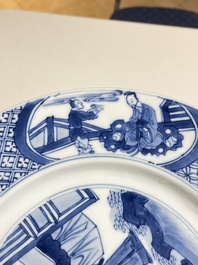 Plat en porcelaine de Chine en bleu et blanc &agrave; d&eacute;cor figuratif, marque et &eacute;poque de Kangxi