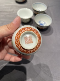 Een collectie Chinese famille rose, grisaille en ijzerrode koppen en kommen, 19/20e eeuw