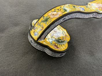 Sceptre ruyi &agrave; d&eacute;cor 'bajixiang' en &eacute;maux de P&eacute;kin &agrave; fond jaune, Chine, marque de Qianlong, 19/20&egrave;me