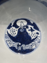 Een Chinese blauw-witte 'Shou Lao' kom met gekerfde buitenwand, Chenghua merk, Wanli