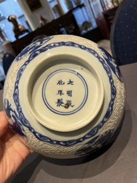 Een Chinese blauw-witte 'Shou Lao' kom met gekerfde buitenwand, Chenghua merk, Wanli
