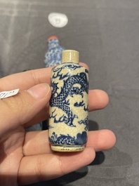 Cinq tabati&egrave;res en porcelaine de Chine en bleu et blanc, 19/20&egrave;me
