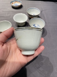 Een collectie Chinese famille rose, grisaille en ijzerrode koppen en kommen, 19/20e eeuw