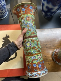 Een in Engeland overgedecoreerd Chinees blauw-wit kaststel van drie vazen, Kangxi