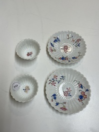 Een paar Chinese famille rose chrysantvormige koppen en schotels, Yongzheng