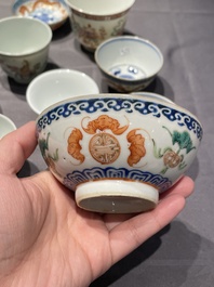 Een collectie Chinese famille rose, grisaille en ijzerrode koppen en kommen, 19/20e eeuw