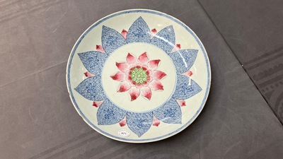 Plat en porcelaine de Chine famille rose &agrave; d&eacute;cor d'un lotus pour le march&eacute; Sud-Est asiatique, Yongzheng
