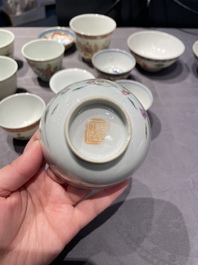 Een collectie Chinese famille rose, grisaille en ijzerrode koppen en kommen, 19/20e eeuw