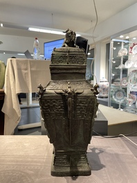 Grand vase couvert archa&iuml;que en bronze, 'fanglei', Chine, Ming