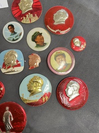 44 badges de portrait de Mao, dont un en porcelaine, R&eacute;volution Culturelle