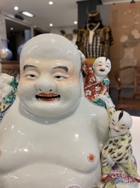 Bouddha en porcelaine de Chine famille rose, marque de Zhu Mao Ji Zao 朱茂記造, R&eacute;publique