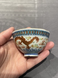 Een collectie Chinese famille rose, grisaille en ijzerrode koppen en kommen, 19/20e eeuw