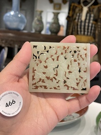 Plaque ajour&eacute;e en jade c&eacute;ladon p&acirc;le &agrave; d&eacute;cor de cinq gar&ccedil;ons jouant, Chine, Ming