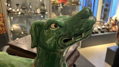 Grande tuile faiti&egrave;re en forme de chien en gr&egrave;s &eacute;maill&eacute; sancai, Chine, Ming