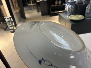 Plat en porcelaine de Chine en bleu et blanc &agrave; d&eacute;cor d'une punition, Yongzheng/Qianlong