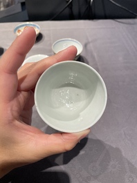 Een collectie Chinese famille rose, grisaille en ijzerrode koppen en kommen, 19/20e eeuw