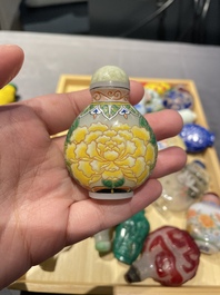 Une collection vari&eacute;e de tabati&egrave;res en jade, pierres dures et verre, Chine, 19/20&egrave;me