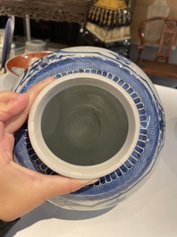 Een paar Japanse blauw-witte Arita potten met floraal decor, Edo, eind 17e eeuw