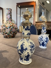 Paire de vases en porcelaine de Chine en bleu et blanc aux montures en argent hollandais, Kangxi