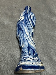 Rare Vierge &agrave; l'Enfant en fa&iuml;ence de Delft en bleu et blanc, dat&eacute;e 1738