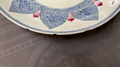 Plat en porcelaine de Chine famille rose &agrave; d&eacute;cor d'un lotus pour le march&eacute; Sud-Est asiatique, Yongzheng
