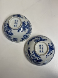 Een paar Chinese blauw-witte 'Drie vrienden van de winter' kommen, Guangxu merk en periode