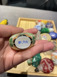 Une collection vari&eacute;e de tabati&egrave;res en jade, pierres dures et verre, Chine, 19/20&egrave;me