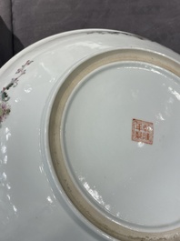 Paire de plats en porcelaine de Chine famille rose &agrave; d&eacute;cor de dames dans un jardin, marque de Qianlong, 20&egrave;me
