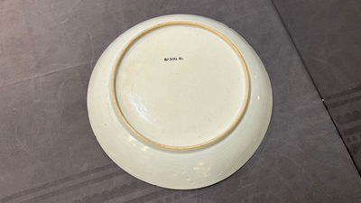 Plat en porcelaine de Chine famille rose &agrave; d&eacute;cor d'un lotus pour le march&eacute; Sud-Est asiatique, Yongzheng