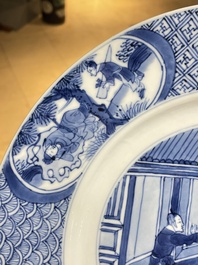 Plat en porcelaine de Chine en bleu et blanc &agrave; d&eacute;cor figuratif, marque et &eacute;poque de Kangxi