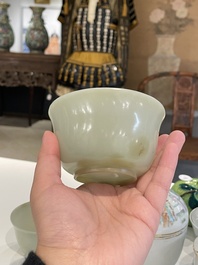 Een paar Chinese kommen in lichte celadon jade, 19e eeuw