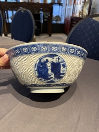 Een Chinese blauw-witte 'Shou Lao' kom met gekerfde buitenwand, Chenghua merk, Wanli