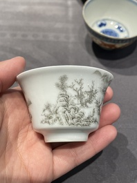 Een collectie Chinese famille rose, grisaille en ijzerrode koppen en kommen, 19/20e eeuw
