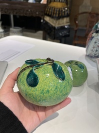 Vier Chinese famille rose en qianjiang cai kommen en een paar appels, 19/20e eeuw