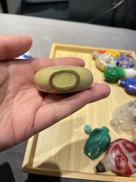 Une collection vari&eacute;e de tabati&egrave;res en jade, pierres dures et verre, Chine, 19/20&egrave;me