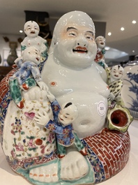 Bouddha en porcelaine de Chine famille rose, marque de Zhu Mao Ji Zao 朱茂記造, R&eacute;publique