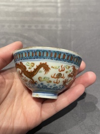 Een collectie Chinese famille rose, grisaille en ijzerrode koppen en kommen, 19/20e eeuw