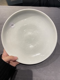Plat en porcelaine blanc de Chine de Dehua &agrave; d&eacute;cor incis&eacute; d'une fleur de lotus, Ming