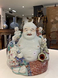 Bouddha en porcelaine de Chine famille rose, marque de Zhu Mao Ji Zao 朱茂記造, R&eacute;publique