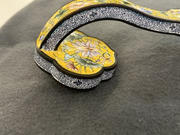 Sceptre ruyi &agrave; d&eacute;cor 'bajixiang' en &eacute;maux de P&eacute;kin &agrave; fond jaune, Chine, marque de Qianlong, 19/20&egrave;me