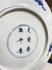 Plat en porcelaine de Chine en bleu et blanc &agrave; d&eacute;cor figuratif, marque et &eacute;poque de Kangxi