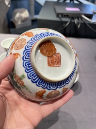 Een collectie Chinese famille rose, grisaille en ijzerrode koppen en kommen, 19/20e eeuw