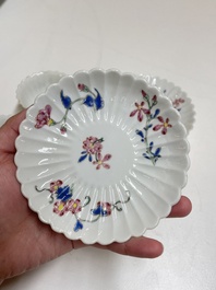 Een paar Chinese famille rose chrysantvormige koppen en schotels, Yongzheng