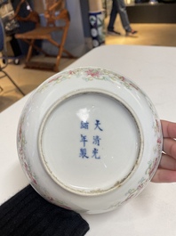Een paar Chinese famille rose 'draak en feniks' borden, Guangxu merk en periode