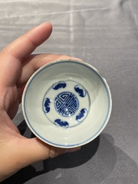 Een collectie Chinese famille rose, grisaille en ijzerrode koppen en kommen, 19/20e eeuw